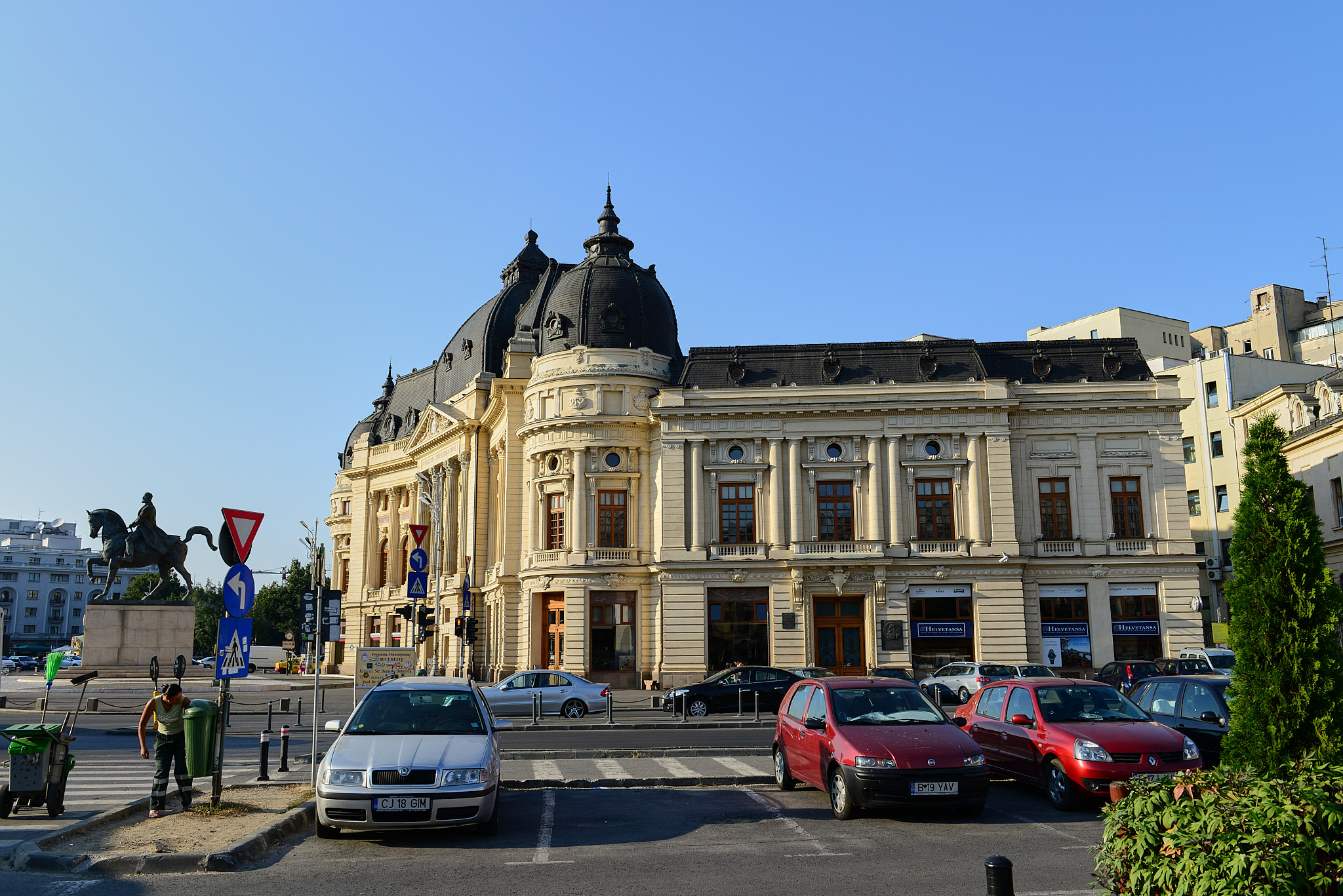 20130808 103 부쿠레슈티 국립미술관 앞 광장